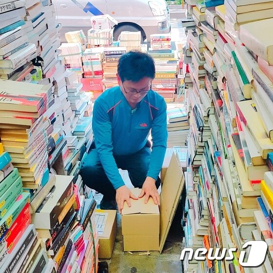 본문 이미지 - 설렘자판기에 넣을 책을 싸는 헌책방 사장님.(책 it out 제공)ⓒ News1
