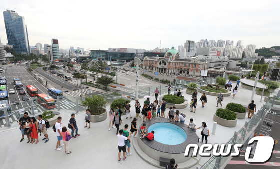 지난 8월27일 오후 개장 100일을 맞은 서울 중구 서울로7017에서 시민들이 서울시에 따르면 지난 23일까지 361만명이 서울로7017을 방문했다. 2017.8.27/뉴스1 © News1 신웅수 기자
