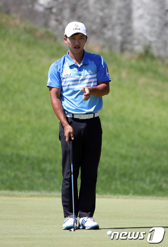 (서울=뉴스1) = 김홍택이  27일 부산 기장군 해운대CC에서 열린 '카이도시리즈 동아회원권그룹 다이나믹 부산오픈 2017' 마지막 라운드 2번홀에서 퍼팅 라인을 살피고 있다. …