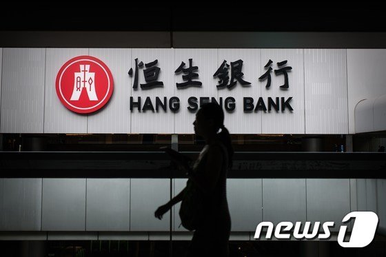 본문 이미지 - 지난 2016년에도 1년 만에 '반토막' 나며 주가연계증권(ELS)의 원금 손실을 초래했던 홍콩 항셍중국기업지수(H지수)가 재차 급락하며 ELS 투자자들의 대규모 손실이 전망된다. ⓒAFP=뉴스1