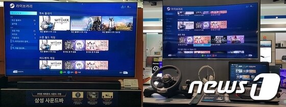 본문 이미지 - '스팀' 서비스를 '스팀링크 애플리케이션'을 통해 '삼성 QLED TV'에서 실행한 화면(왼쪽)과 노트북 및 모니터에서 실행한 화면. ⓒ News1