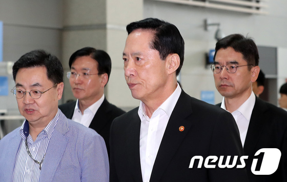 (인천공항=뉴스1) 박지혜 기자 = 취임 후 첫 미국을 방문하는 송영무 국방부 장관이 29일 오전 인천국제공항을 통해 출국하고 있다.송 장관은 북한의 미사일 발사와 관련해 “한미 …