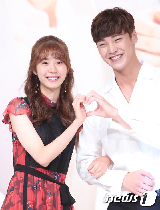 본문 이미지 - 배우 서은수(왼쪽), 이태환이 29일 오후 서울 영등포 타임스퀘어에서 열린 KBS2 주말드라마 ‘황금빛 내인생’ 제작발표회에 참석해 포즈를 취하고 있다. 2017.8.29./뉴스1 ⓒ News1 권현진 기자