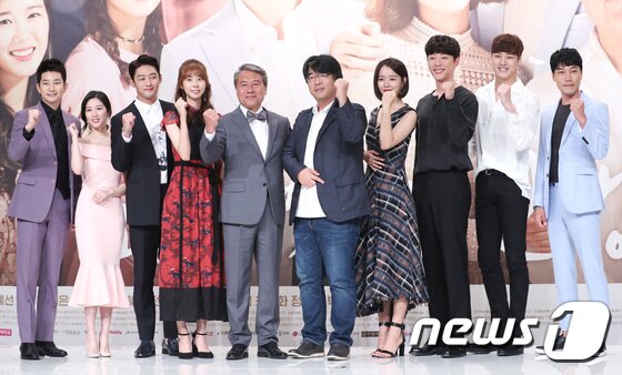 본문 이미지 - 29일 오후 서울 영등포 타임스퀘어에서 열린 KBS2 주말드라마 ‘황금빛 내인생’ 제작발표회에 참석한 박시후(왼쪽부터), 이다인, 이태성, 서은수, 천호진, 김형석 감독, 신혜선, 신현수, 이태환, 서귀화가 포즈를 취하고 있다. 2017.8.29./뉴스1 ⓒ News1 권현진 기자