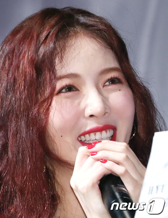 본문 이미지 - 가수 현아가 29일 오후 서울 용산구 블루스퀘어에서 열린 여섯 번째 미니앨범 '팔로잉(Following)'발매 기념 기자간담회에 참석해 미소를 짓고 있다. 2017.8.29./뉴스1 ⓒ News1 권현진 기자