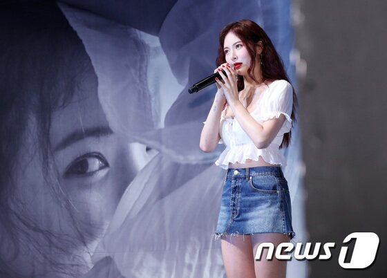 본문 이미지 - 가수 현아가 29일 오후 서울 용산구 블루스퀘어에서 열린 여섯 번째 미니앨범 '팔로잉(Following)'발매 기념 기자간담회에 참석해 인사말을 하고 있다. 2017.8.29./뉴스1 ⓒ News1 권현진 기자