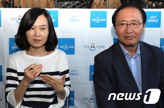 본문 이미지 - 소설 &#39;82년생 김지영&#39;을 출간한 조남주 작가가 노회찬 정의당 원내대표와 함께 29일 오후 서울 마포구 레드빅스페이스에서 기자간담회를 가졌다.  2017.8.29/뉴스1 ⓒ News1 임준현 인턴기자