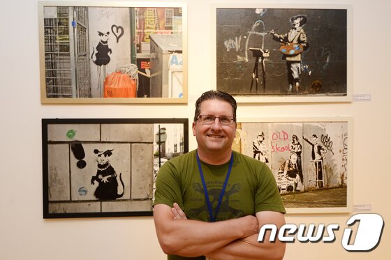 본문 이미지 - 마틴불(Martin Bull) 뱅크시 전문가가 3일 서울 종로구 아라아트센터에서 뉴스1과 인터뷰를 하고 있다. 2017.8.3/뉴스1 ⓒ News1 황기선 기자