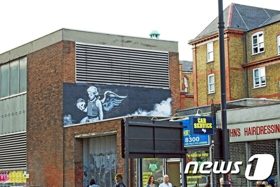 본문 이미지 - 마틴 불이 가장 좋아하는 뱅크시 작품으로 꼽은 'Old Street Cherub'(2007)  (뱅크시 코리아 제공) ⓒ News1