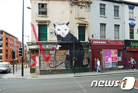 본문 이미지 - Giant Rat - Liverpool - 2007 (뱅크시 코리아 제공) ⓒ News1