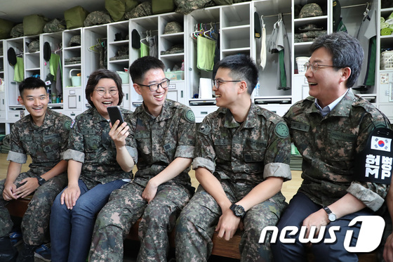 (화천=뉴스1) = 이혜훈 바른정당 대표와 유승민 의원이 3일 강원도 화천군 육군 제7보병사단을 방문해 사병들과 대화하고 있다.(바른정당 제공) 2017.8.3/뉴스1