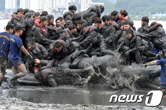(서울=뉴스1) = 해군특수전단(UDT/SEAL)은 지난달 31일부터 오는 4일까지 경남 창원시 진해만 일대에서 '2017년 해군 특수전(Navy SEAL)캠프'를 진행한다고 3일 …