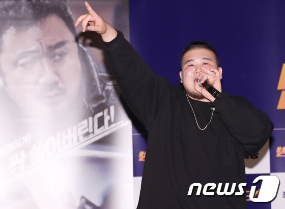 (서울=뉴스1) 권현진 기자 = 래퍼 킬라그램이 30일 오전 서울 동대문 메가박스에서 열린 영화 ‘범죄도시’ 제작발표회에 참석해 화려한 축하공연을 선보이고 있다. 2017.8.30 …