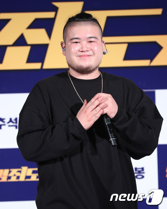 (서울=뉴스1) 권현진 기자 = 래퍼 킬라그램이 30일 오전 서울 동대문 메가박스에서 열린 영화 ‘범죄도시’ 제작발표회에 깜짝 등장해 인사를 하고 있다. 2017.8.30./뉴스1 …