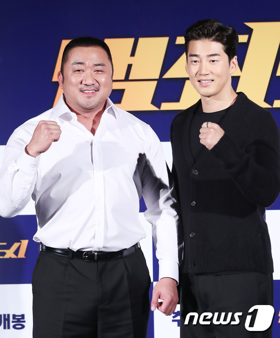 (서울=뉴스1) 권현진 기자 = 배우 마동석, 윤계상(오른쪽)이 30일 오전 서울 동대문 메가박스에서 열린 영화 ‘범죄도시’ 제작발표회에 참석해 포즈를 취하고 있다. 2017.8. …
