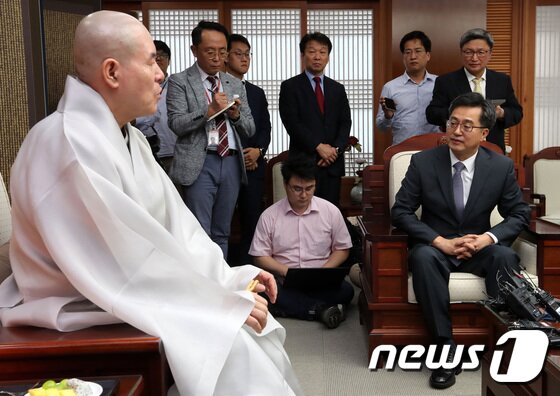 본문 이미지 - 김동연 경제부총리 겸 기획재정부 장관이 지난달 30일 서울 종로구 한국불교역사문화기념관에서 조계종 총무원장 자승스님을 예방, 종교인 과세(소득세법 개정안)에 대한 이야기를 나누고 있다. 2017.8.30/뉴스1 ⓒ News1 임세영 기자