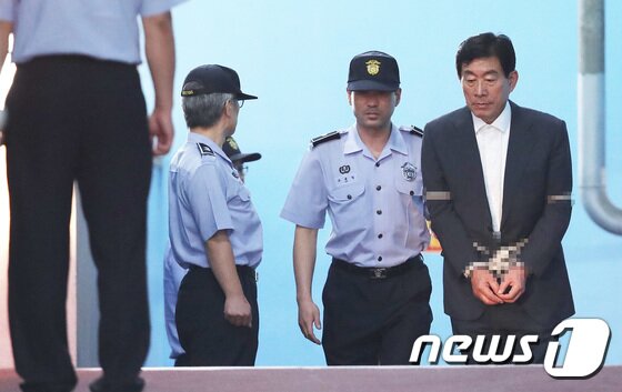 본문 이미지 - 원세훈 전 국가정보원장이 지난해 8월30일 오후 서울 서초구 서울고등법원에서 열린 공직선거법 위반 등 파기환송심 선고 공판을 마치고 서울구치소로 향하는 호송차로 이동하고 있다.  2017.8.30/뉴스1 ⓒ News1 이재명 기자