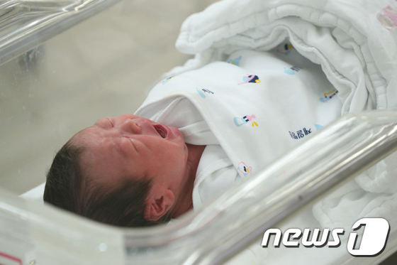 서울 중구 묵정동 제일병원 신생아실에서 신생아가 목청껏 울고 있다.  © News1 신웅수 기자