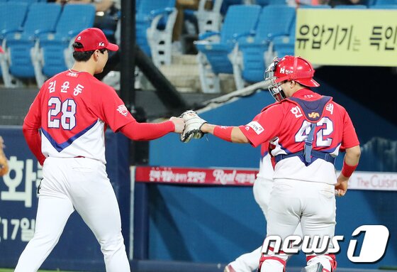 본문 이미지 - 30일 오후 대구 삼성라이온즈파크에서 열린 2017 KBO리그 프로야구 삼성라이온즈와 KIA타이거즈 경기 7회말 무사1,2루 상황의 위기를 넘긴 KIA 투수 김윤동과 포수 한승택이 하이파이브를하며 더그아웃으로 들어가고 있다. 2017.8.30/뉴스1 ⓒ News1 이종현 기자