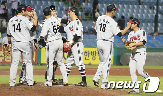 (대전=뉴스1) 주기철 기자 = 30일 대전 한화생명 이글스파크에서 열린 2017 프로야구 타이어뱅크 KBO리그 한화 이글스와 LG 트윈스 경기에서 한화에게 6대5로 승리한 LG …