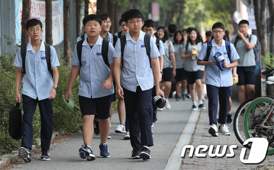 (대전=뉴스1) 주기철 기자 = 2021학년도 대학 수학능력시험 개편 확정안 발표를 앞둔 31일 대전 서구 탄방중학교 학생들이 등교를 하고 있다. 교육부는 이날 국어·수학 등이 빠 …
