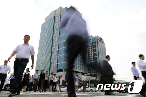31일 서울 서초구 기아차 사옥 앞에서 회사원들이 이동하고 있다.2017.8.31/뉴스1 © News1 황기선 기자