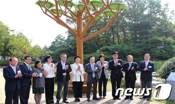본문 이미지 - 제막식에 참여한 주요 인사들이 행사를 기념해 박수를 치고 있다. 이동근 국회기후변화포럼 위원장(사진 오른쪽부터) , 우윤근 국회사무총장, 조현수 한화큐셀코리아 대표이사, 이정미 국회의원, 홍일표 국회의원, 한정애 국회의원, 최재천 이화여대 석좌교수, 조정숙 스마트기술연구소 대표이사, 권원태 기후변화정책연구소 소장, 하영봉 GS에너지 부회장, 전병성 한국환경공단 이사장ⓒ News1
