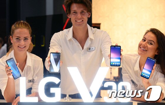 본문 이미지 - LG전자가 31일(현지시각) 독일 베를린에서 차기 전략 프리미엄 스마트폰 ‘LG V30(영문 Thirty로 발음)’를 공개했다.(LG전자 제공) 2017.8.31/뉴스1