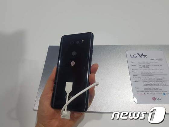 본문 이미지 - LG전자가 31일(현지시각) 독일 베를린에서 차기 전략 스마트폰 'LG V30'를 공개했다. ⓒ News1 장은지 기자