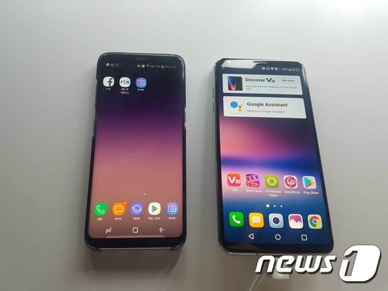 본문 이미지 - '삼성 갤럭시S8'(왼쪽)과 'LG V30'(오른쪽)을 비교한 모습.  삼성전자 '갤럭시S7'으로 촬영. ⓒ News1 장은지 기자
