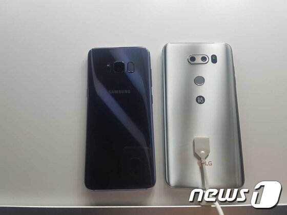 본문 이미지 - '삼성 갤럭시S8'(왼쪽)과 'LG V30'(오른쪽)의 후면을 비교한 모습. 삼성전자 '갤럭시S7'으로 촬영.  ⓒ News1 장은지 기자