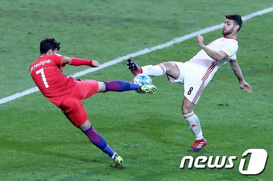 본문 이미지 - 이란 수비수를 뚫고 슈팅을 시도하는 손흥민 ⓒ News1 박세연 기자