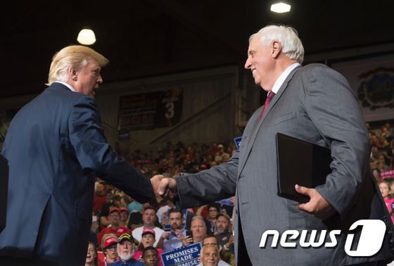 (헌팅턴 AFP=뉴스1) 우동명 기자 = 도널드 트럼프 미국 대통령이 3일 (현지시간)  웨스트 버지니아 주 헌팅턴의 ‘미국을 위대하게 만들자’  집회에서  민주당에서 공화당으로 …