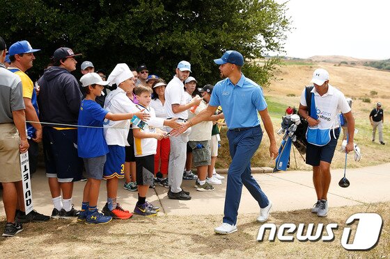 본문 이미지 - 4일(한국시간) 웹닷컴투어 엘리 메이 클래식 1라운드에 나선 스테판 커리가 팬들과 인사를 나누고 있다. ⓒ AFP=News1
