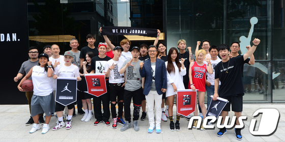 (서울=뉴스1) 박지혜 기자 = 4일 오전 서울 마포구 조던 브랜드 전문 매장 ‘조던 홍대(Jordan Hongdae)’에서 열린 오픈 기념 행사에서 송욱환 나이키 코리아 대표를 …