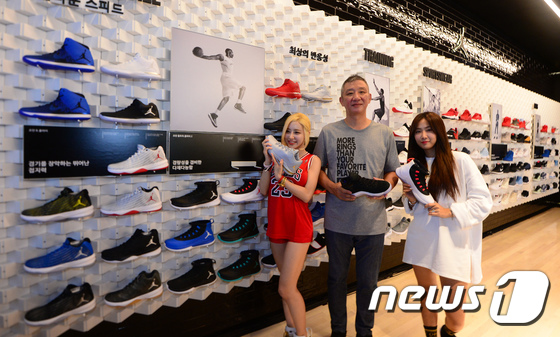 (서울=뉴스1) 박지혜 기자 = 뉴욕, 파리, 베이징 등 전 세계 주요 도시에서 만나볼 수 있던 조던 전문 매장이 서울에 문을 열었다.4일 오전 서울 마포구 조던 브랜드 전문 매장 …