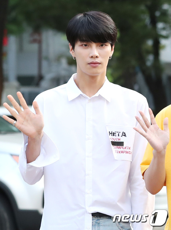 (서울=뉴스1) 권현진 기자 = 핫샷 최준혁이 4일 오전 서울 여의도 KBS 신관 공개홀에서 열린 KBS 2TV '뮤직뱅크'(뮤뱅) 리허설에 참석하기 위해 방송국으로 들어서며 인사 …