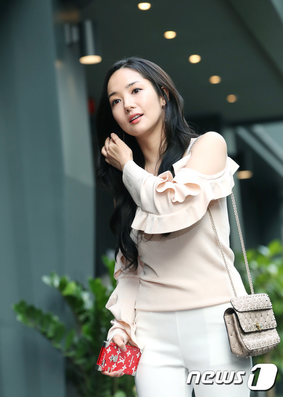 (서울=뉴스1) 권현진 기자 = 배우 박민영이 4일 오후 서울 여의도 한 음식점에서 열린 KBS 2TV ‘7일의 왕비’ 종방연에 참석해 매력을 발산하고 있다. 2017.8.4./뉴 …