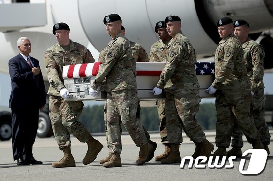마이크 펜스 미국 부통령이 지난해 8월 델라웨어 주 도버 공군기지에서 아프가니스탄 작전 중 차량 폭탄테러로 숨진 미군 병사 2명의 유해가 도착하는 모습을 지켜보고 있다. © AFP=뉴스1