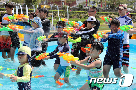 (서울=뉴스1) = '제19회봉화은어축제'를 찾은 어린이들이 5일 경북 봉화군 내성천에서 물총싸움을 하며 더위를 식히고 있다. (봉화군 제공) 2017.8.5/뉴스1