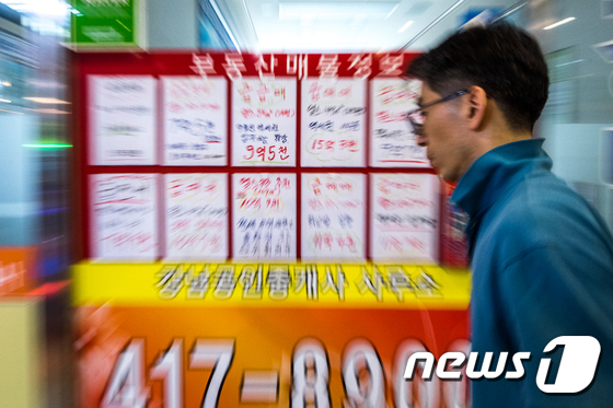 (서울=뉴스1) 성동훈 기자 = 6일 오후 서울 송파구에 위치한 부동산 중개사무소 밀집상가에 급매물 정보가 적힌 알림판이 걸려 있다. 정부의 고강도 8·2 부동산 대책 발표 후 서 …