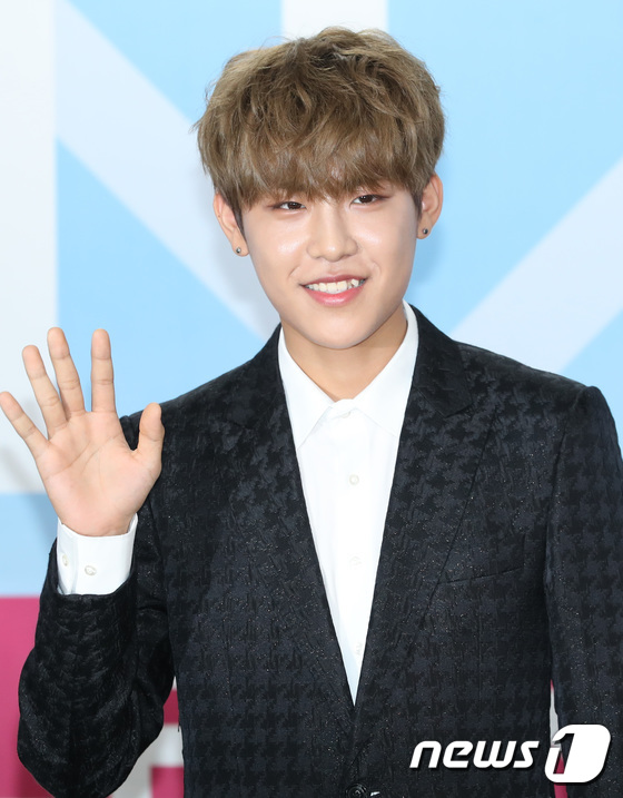 (서울=뉴스1) 권현진 기자 = 워너원(Wanna One) 박우진이 7일 오후 서울 구로구 고척돔에서 열린 데뷔 쇼콘(쇼케이스+콘서트) 기자간담회에 참석해 포즈를 취하고 있다.워너 …