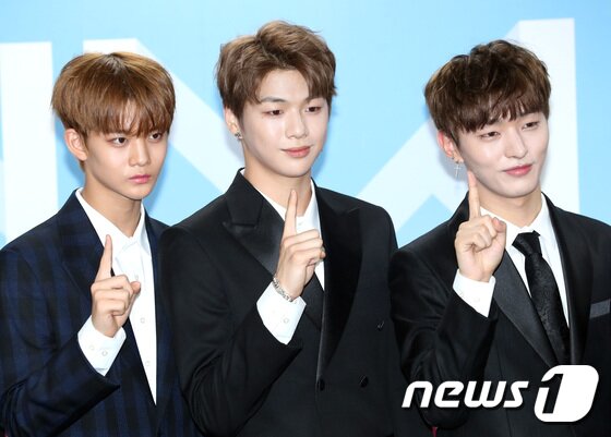 본문 이미지 - 워너원(Wanna One) 배진영(왼쪽부터), 강다니엘, 윤지성이 7일 오후 서울 구로구 고척돔에서 열린 데뷔 쇼콘(쇼케이스+콘서트) 기자간담회에 참석해 포즈를 취하고 있다. 워너원은 Mnet ‘프로듀스 101 시즌2’에서 결성된 그룹으로 그룹명, 팬클럽 명, 타이틀곡까지 국민 프로듀서 손으로 뽑혔다. 2017.8.7./뉴스1 ⓒ News1 권현진 기자