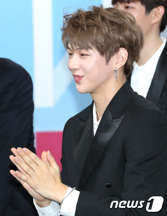 (서울=뉴스1) 권현진 기자 = 워너원(Wanna One) 강다니엘이 7일 오후 서울 구로구 고척돔에서 열린 데뷔 쇼콘(쇼케이스+콘서트) 기자간담회에 참석해 미소를 짓고 있다.워너 …