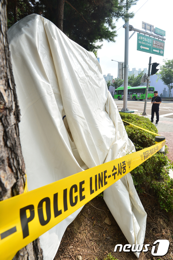 (서울=뉴스1) 신웅수 기자 = 8일 오전 서울 마포구 상암동 박정희대통령 기념도서관 앞에 놓인 표지석이 가림막으로 덮여 있다.표지석 앞뒤에는 붉은색 락카로 '개XX'라는 욕설이 …