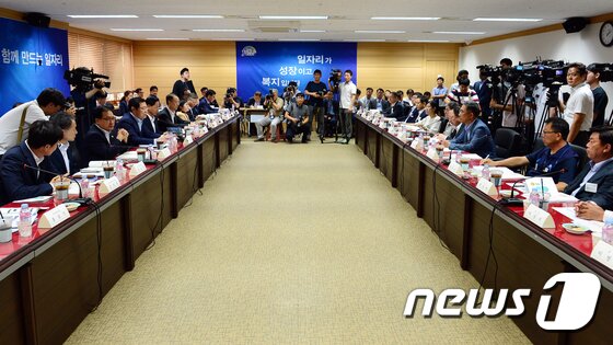 본문 이미지 - 이용섭 일자리위원회 부위원장이 8일 오후 서울 세종로 정부서울청사에서 열린 대통령직속 일자리위원회 2차 회의에서 모두발언을 하고 있다.2017.8.8/뉴스1 ⓒ News1 이광호 기자