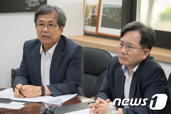 (서울=뉴스1) 성동훈 기자 = 8일 오후 서울대학교 행정관에서 열린 '총장선출제도 개선에 대한 교수협의회 긴급설문조사 실시' 기자회견에서 조철원 서울대 교수협의회 수석부회장이 취 …