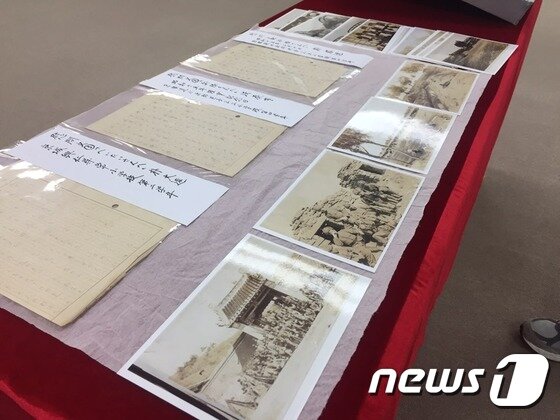 본문 이미지 - 8일 오후 '병사·서민 전쟁자료관'의 다케도미 지카이 부관장이 국립일제강제동원역사관에서 '미얀마 일본군 위안부 사진 등 유물 기증식'을 열었다. 2017.8.8/뉴스1 ⓒ News1 박기범 기자