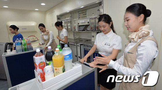 (대전=뉴스1) 주기철 기자 = 8일 배재대학교 항공운항과 내 항공모형실습실에서 열린 ‘제4회 예비승무원대회’에서 전국에서 참가한 고등학생들이 재학생들의 도움을 받으며 기내 음료 …