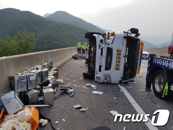 본문 이미지 - 8일 오후 5시3분쯤 충북 단양군 대강면 중앙고속도로 하행선 단양 나들목 인근에서 고속버스가 차선 도색 작업을 하던 화물차를 들이받아 14명이 다쳤다.(단양소방서 제공)ⓒ News1